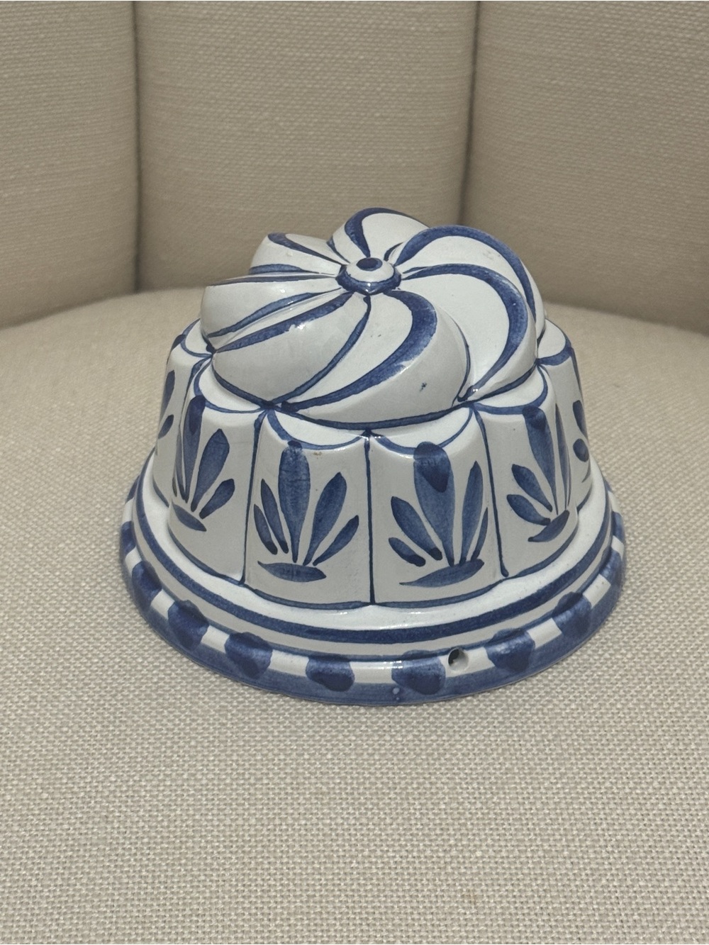 Blue/white ceramic jello mold